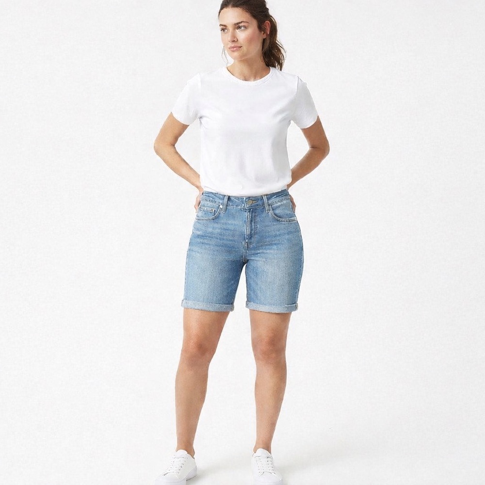 Levi's Sky light Blue Denim size 30 cuffed bermuda jean shorts summer like new